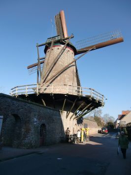 Xanten : Nordwall, die Kriemhildmühle ist auf der Stadtmauer gebaut und die einzige Mühle des Niederrheins, welche täglich betrieben und in der Brot gebacken wird.